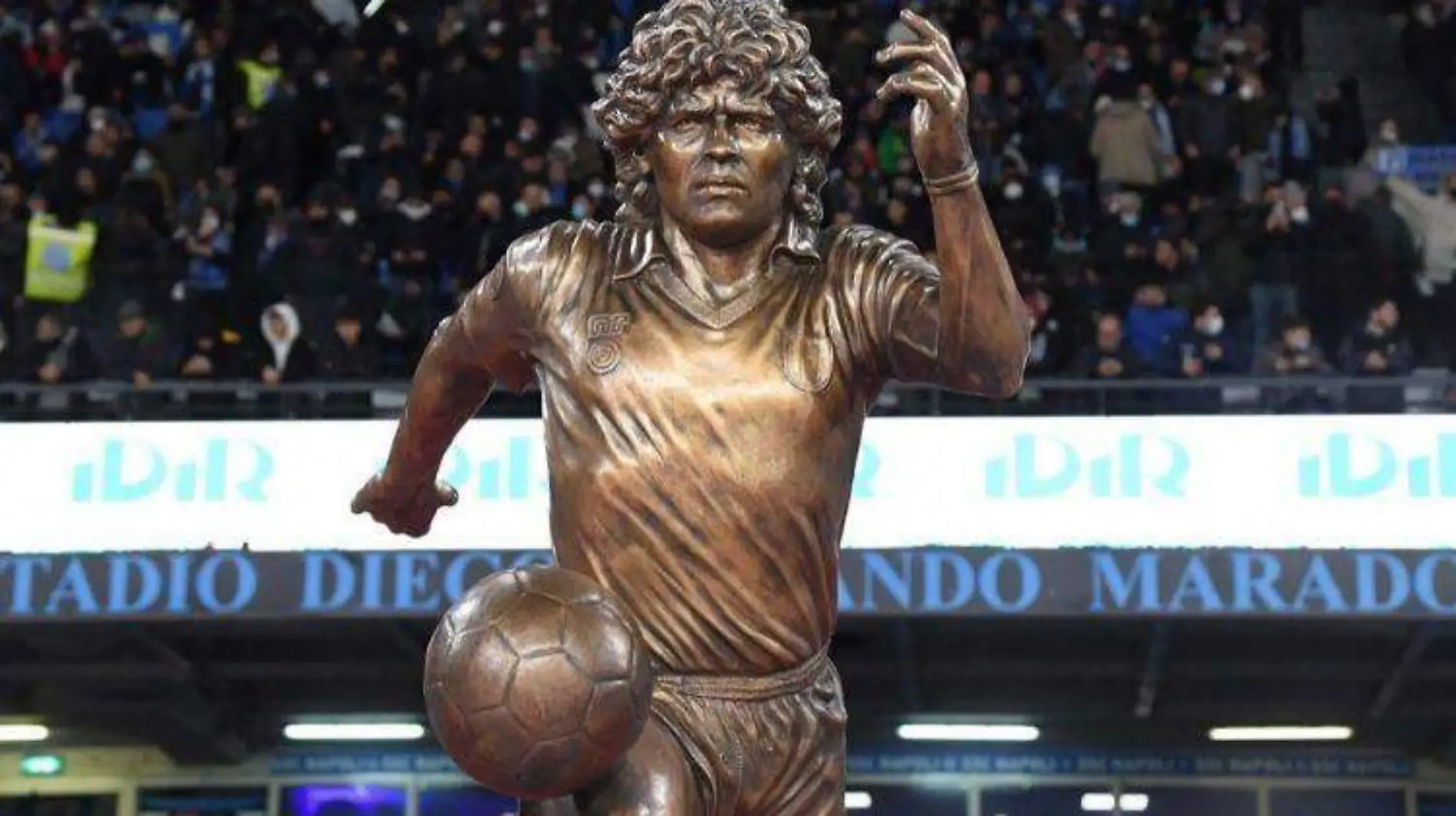 Colocan estatua de Maradona a un año de su muerte 